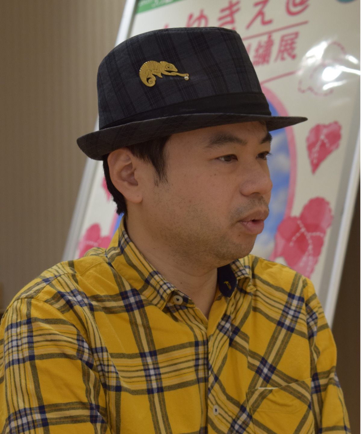 リト＠葉っぱ切り絵さん(39)【プロフィール】1986年生まれ、保土ケ谷区在住。地元の小中校出身。大人になってからADHD（注意欠如・多動性発達障害）の診断を受け、偏った集中力やこだわりを生かして、2020年から独学で葉っぱ切り絵の制作をスタート。SNSにほぼ毎日投稿する作品が国内外で注目を集め、メディアで取り上げられる。2024年に福島市に個人美術館をオープン。2025年に「やなせたかし文化賞」大賞を受賞した。