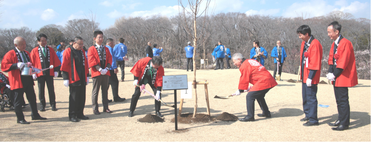 シンダイアケボノに土をかける参加者