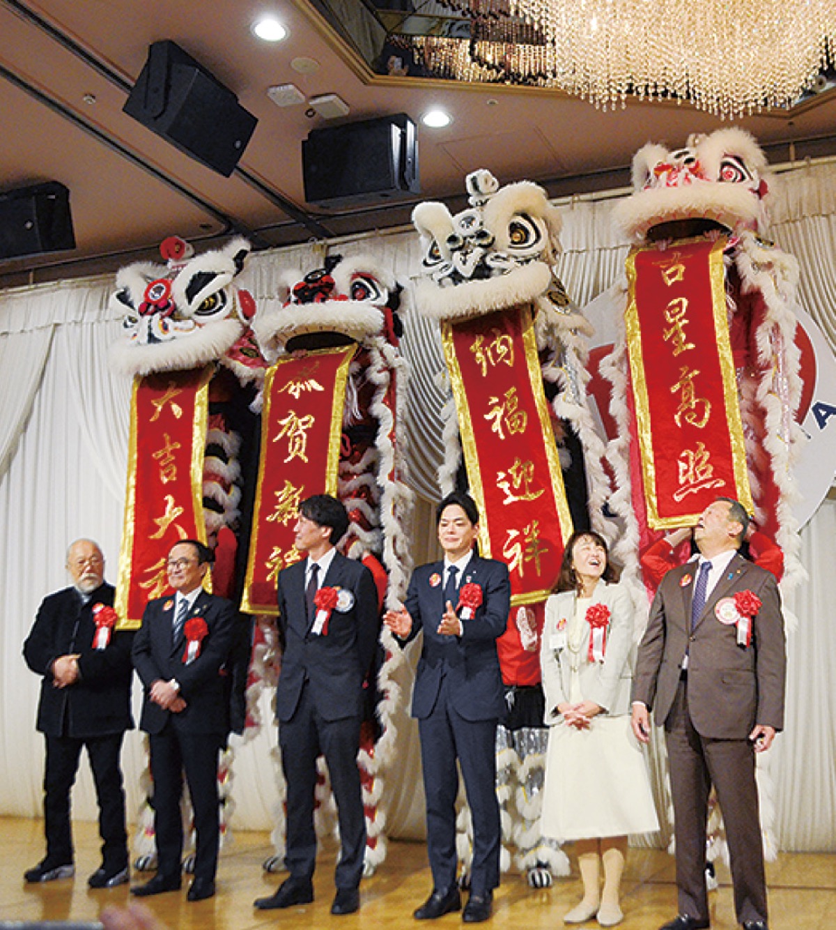 獅子舞が春節をお祝い