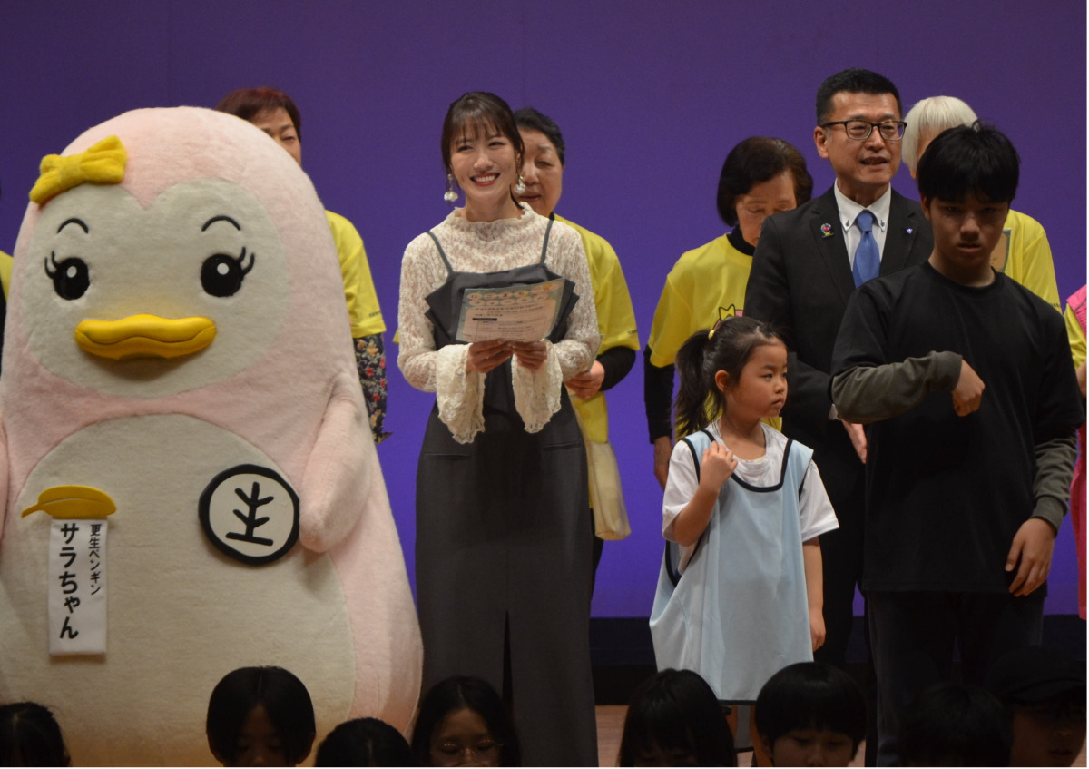 サプライズで登場した高城さん（中央）