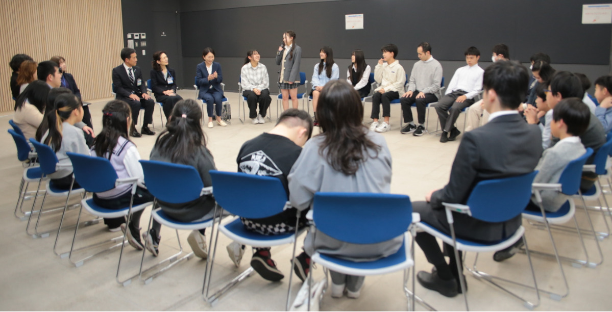 活動の感想を語る中学生ダンサー