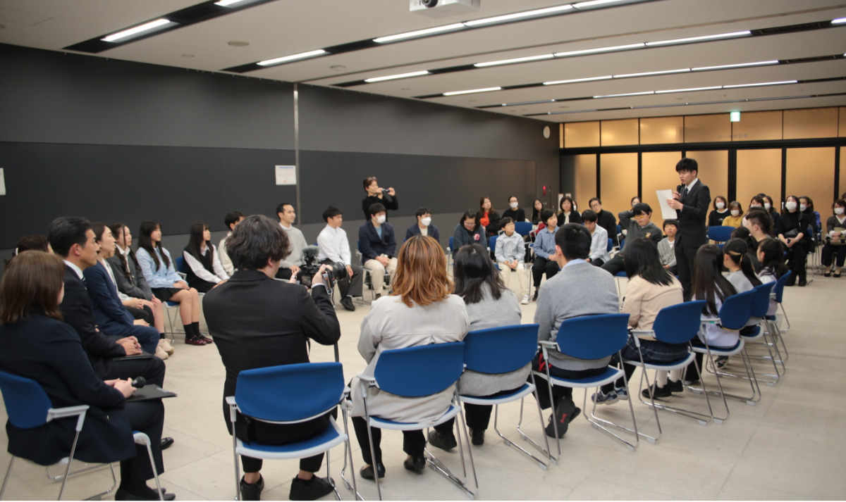 自らの活動を語るダンスチームのメンバー