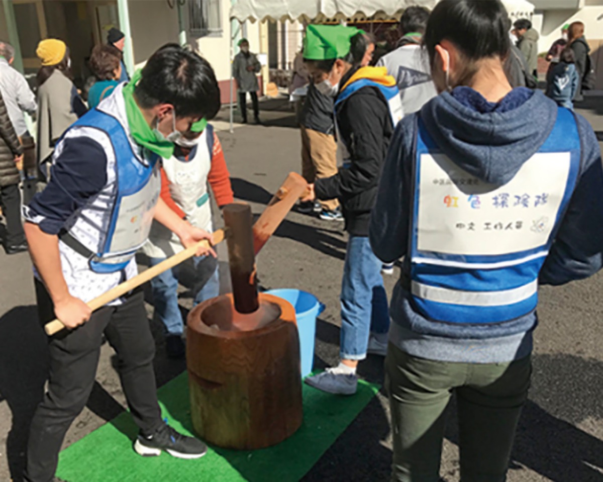 地域イベントで餅つきを体験する中区の外国人居住者（写真：中区多文化共生推進アクションプランより抜粋）