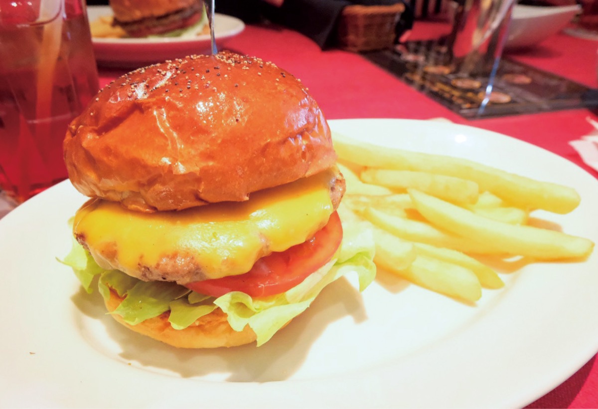 謎解きで導き出したメニューを注文します。風味豊かなバンズとジューシーなパティに舌鼓（モスプレミアム）