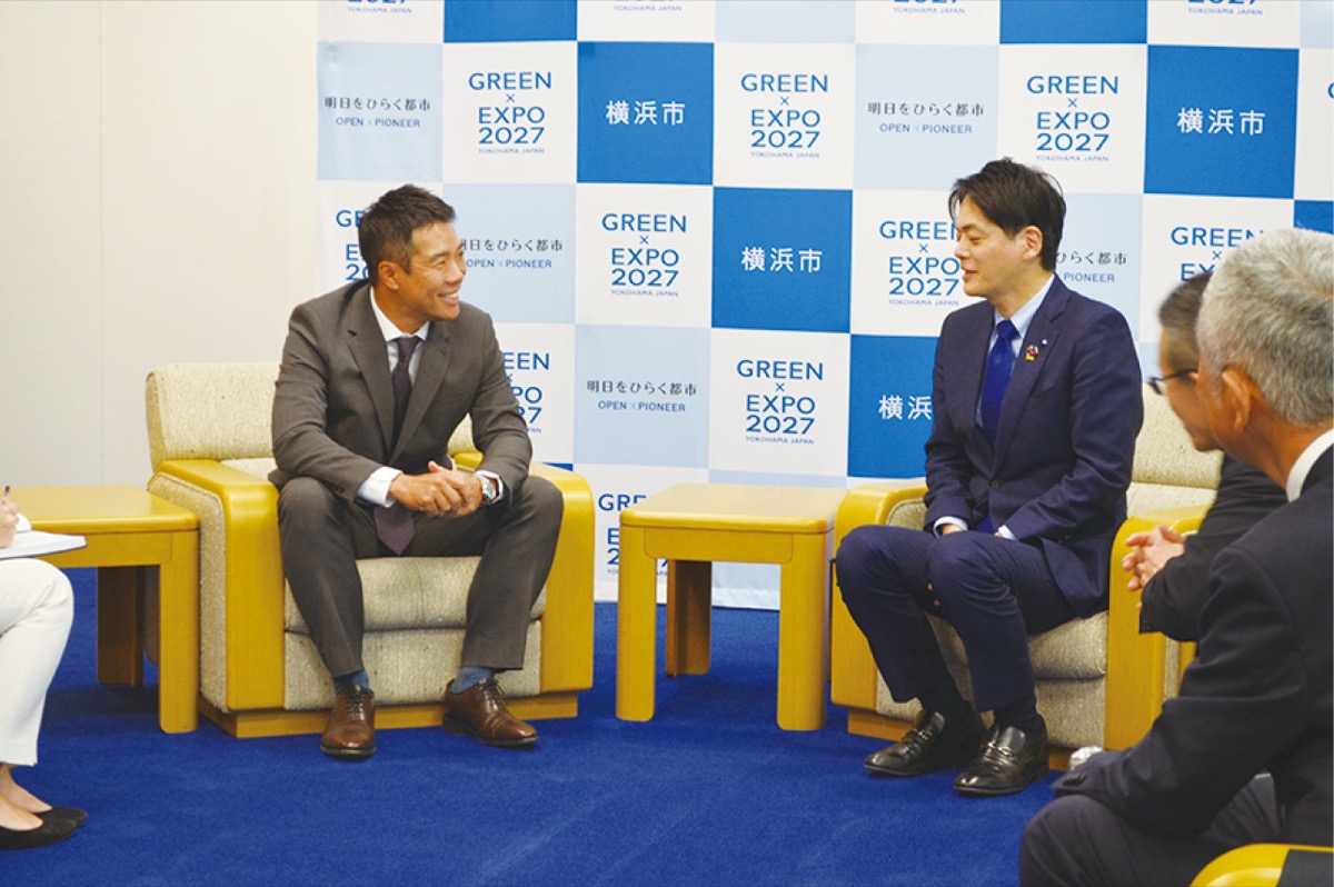 談笑するリー氏（左）と山中市長