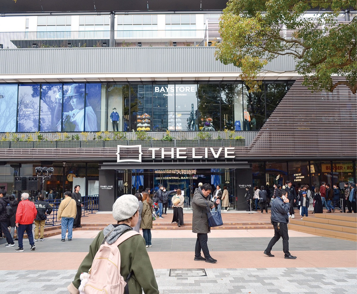 関内駅南口を出ると目の前に広がる広場とサイネージ