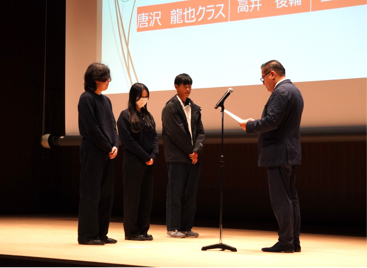 同イベントを考案した関東学院大学経済学部の学生たちに、石原総支配人（右）から表彰状が手渡された