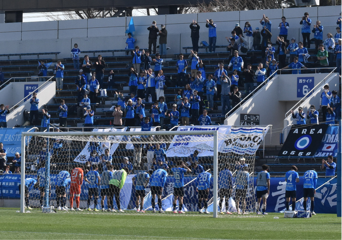 試合後アウェイ沼津側のゴール裏であいさつしたYSCCイレブン