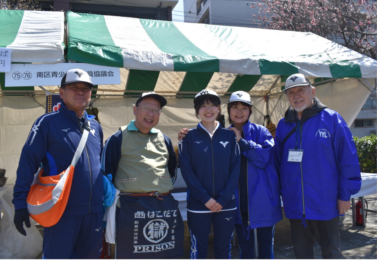 青少年指導員の「仲間」と石井さん=中央