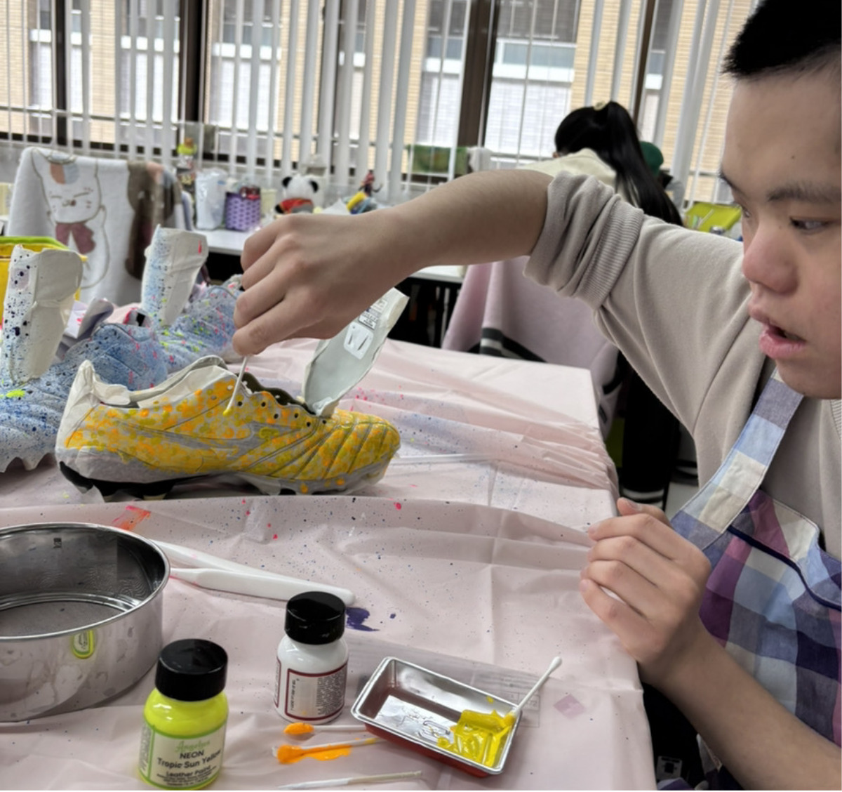 アートシューズを制作する様子