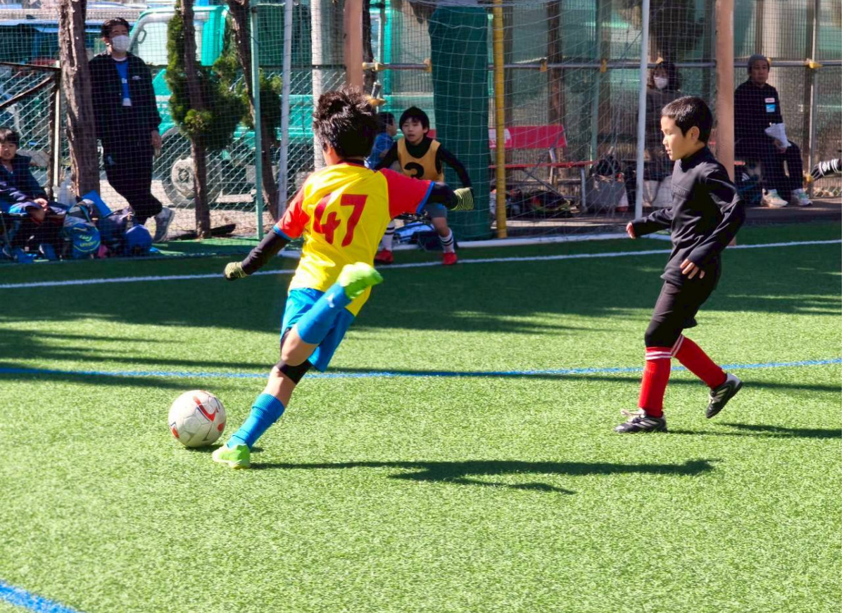 力強いプレーを見せるU9の選手＝同