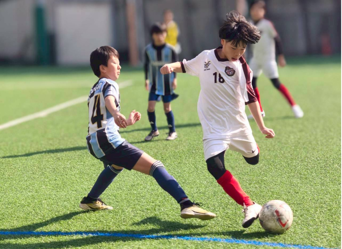 懸命にボールを追うU11の選手＝同