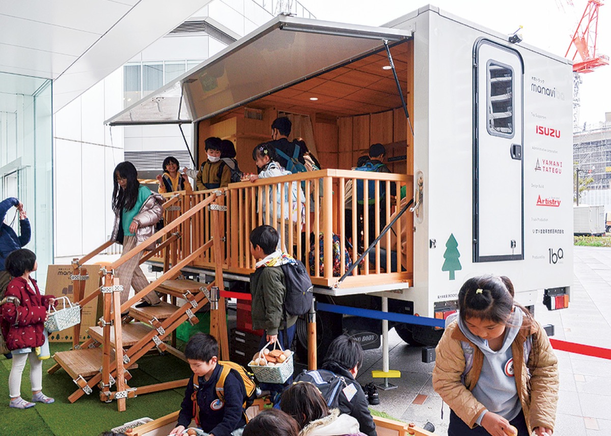 玩具が積まれた木育トラック