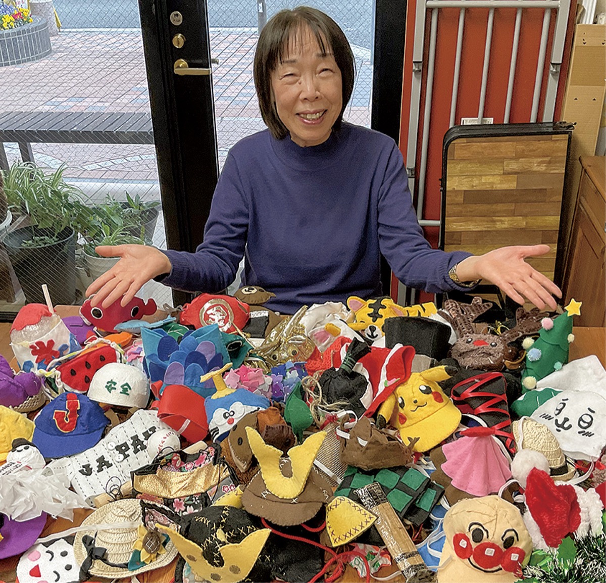 これまで作った衣装を前に大原さん