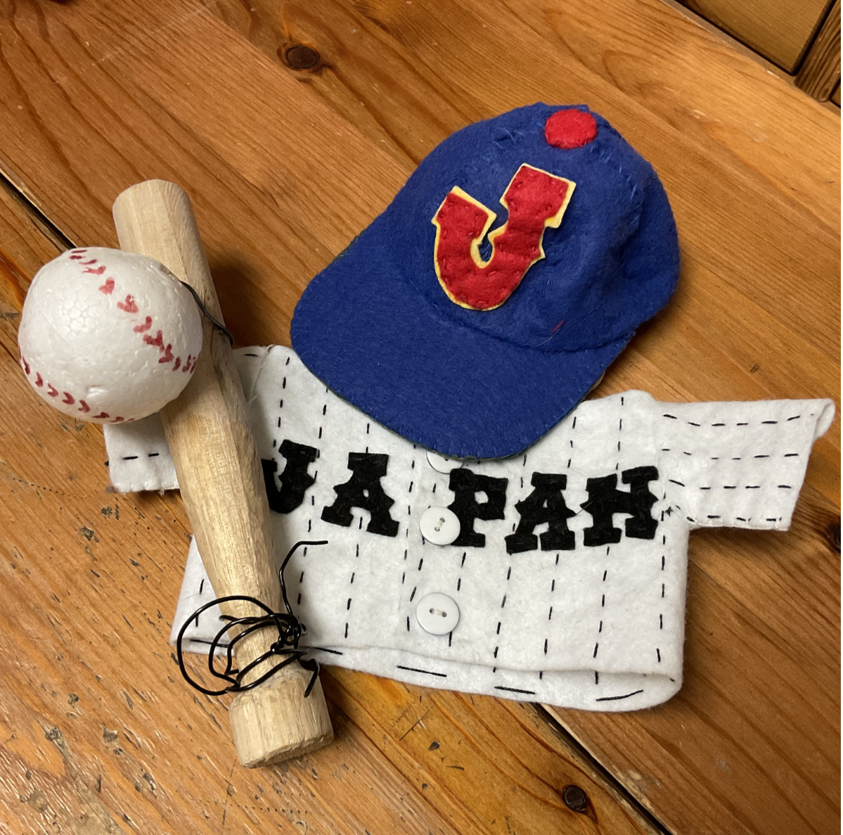 WBCの時には侍ジャパンの衣装でおめかし。野球バットは100円ショップで買ったすりこぎで作ったそう