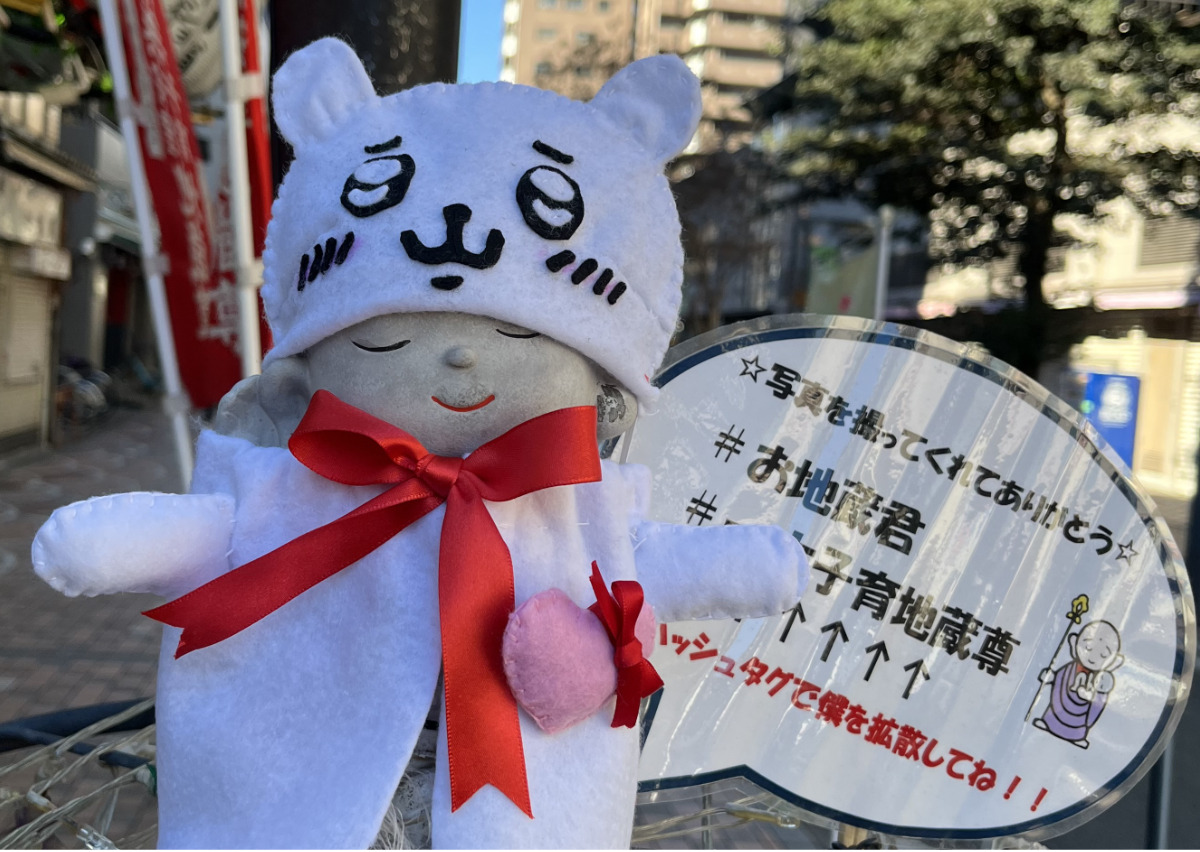 人気のアニメキャラクターに扮したお地蔵くん