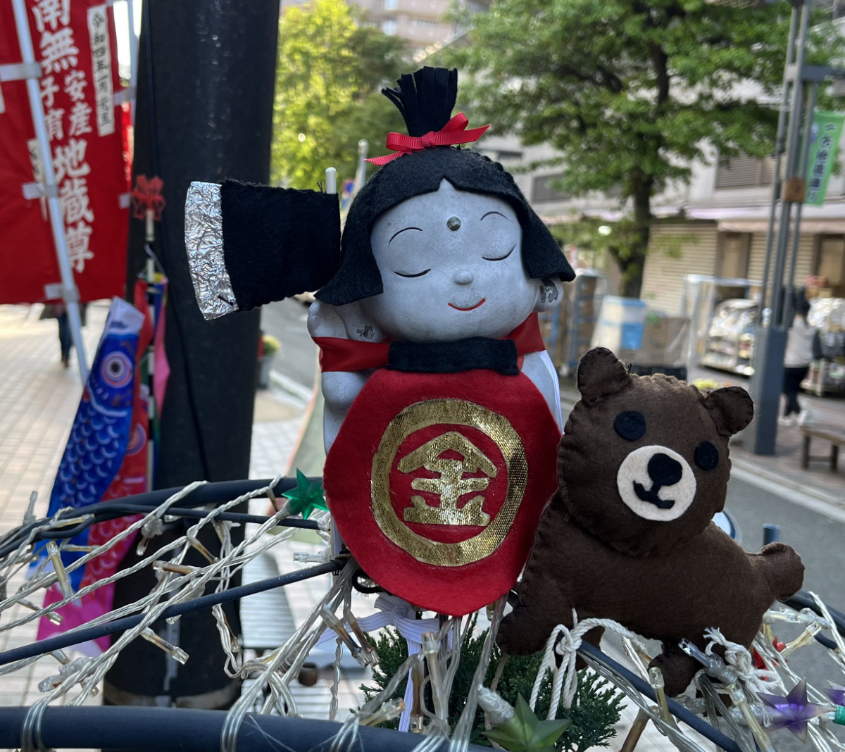 時にはかつらをかぶったバージョンも。小物使いにも注目だ