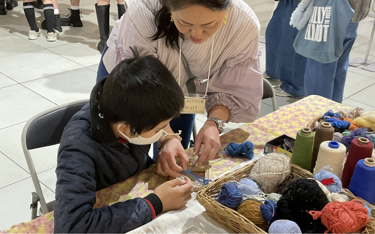 空き箱や端材を使った織物体験