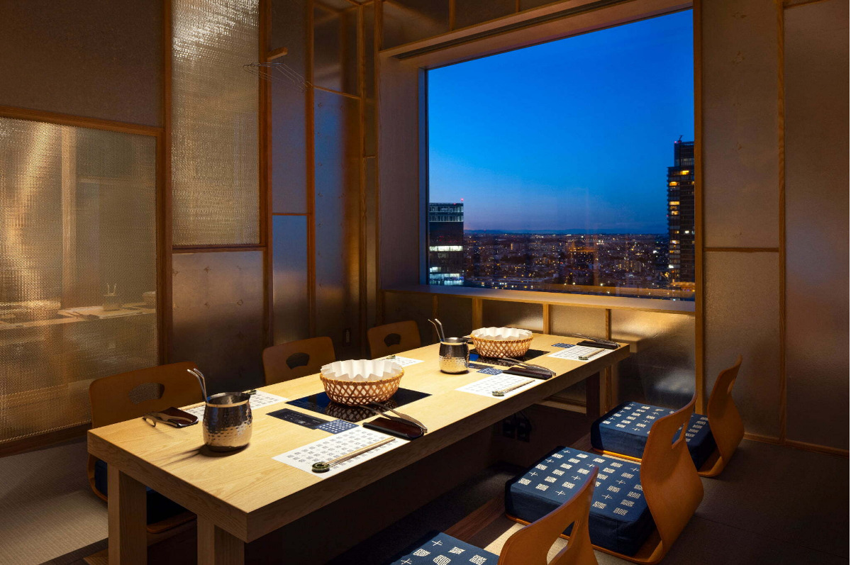 落ち着いた和の空間。窓に面した席からは横浜の景色を一望＝提供