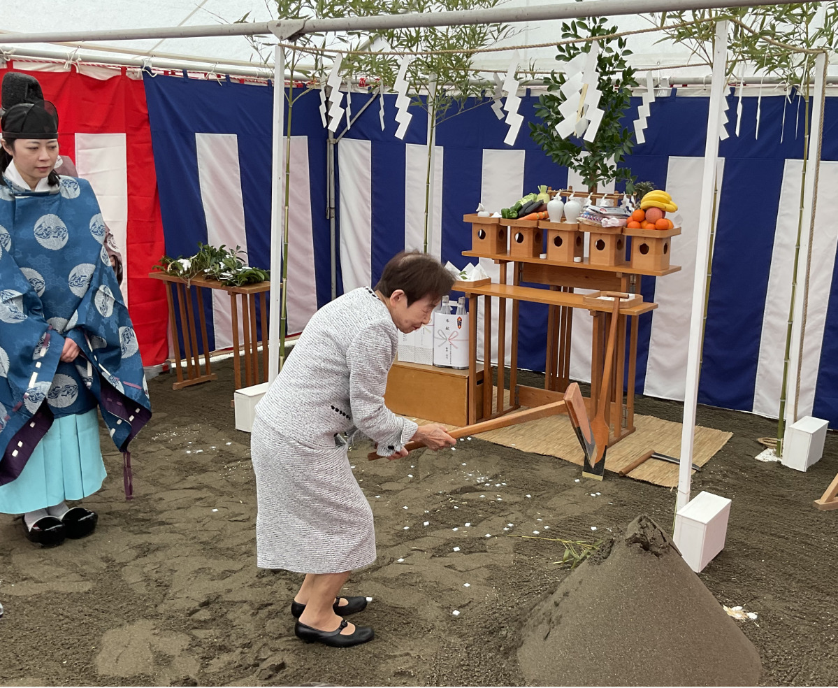 鍬入の儀を行う牛山理事長