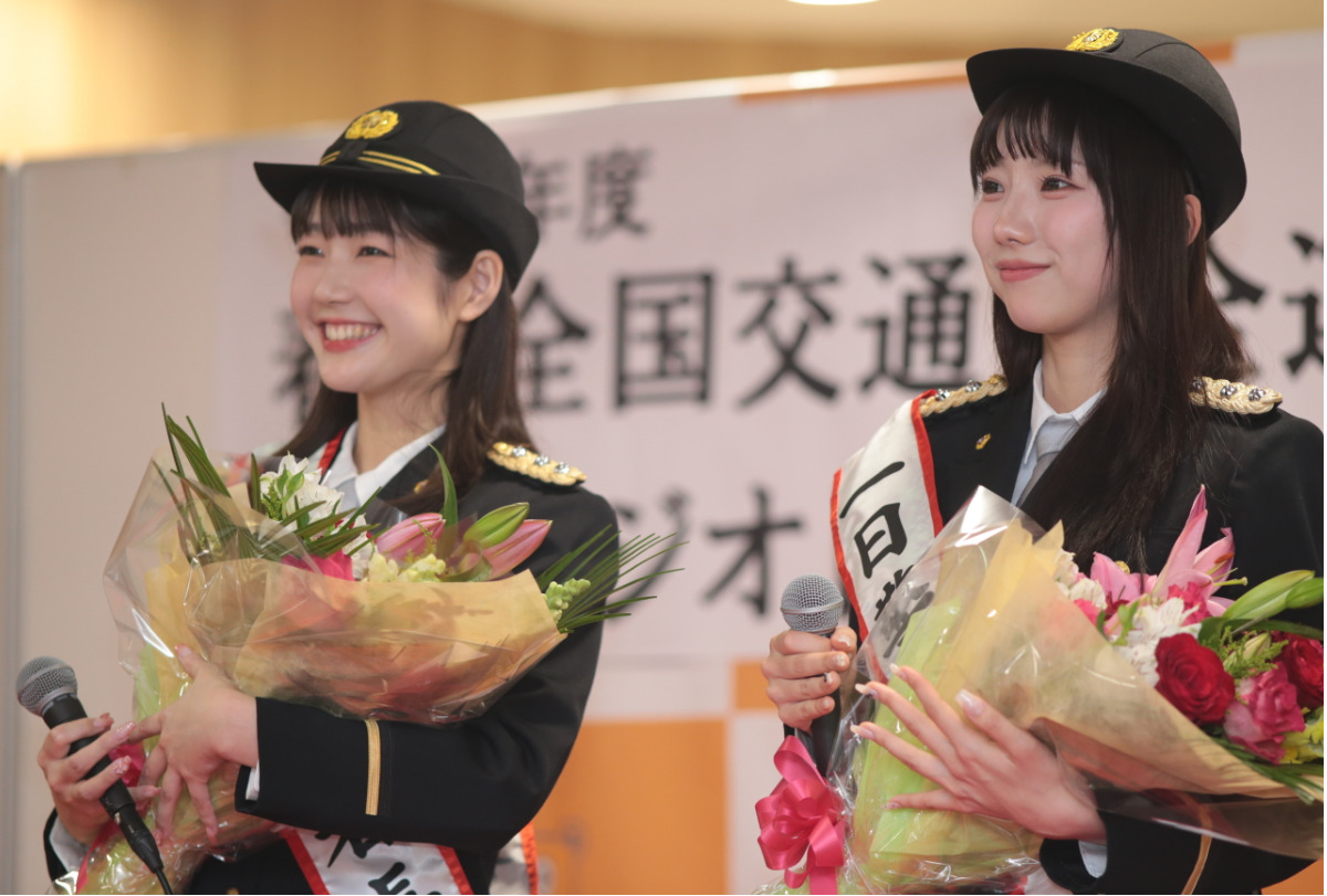 花束を受け取り、笑顔を見せる山本さん（左）と宇佐美さん