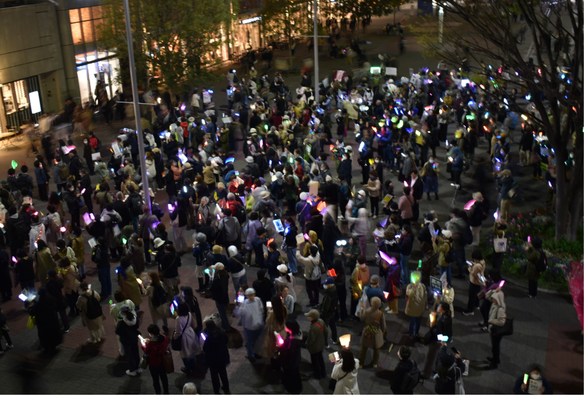 ペンライトを灯し、静かに反戦を訴える参加者