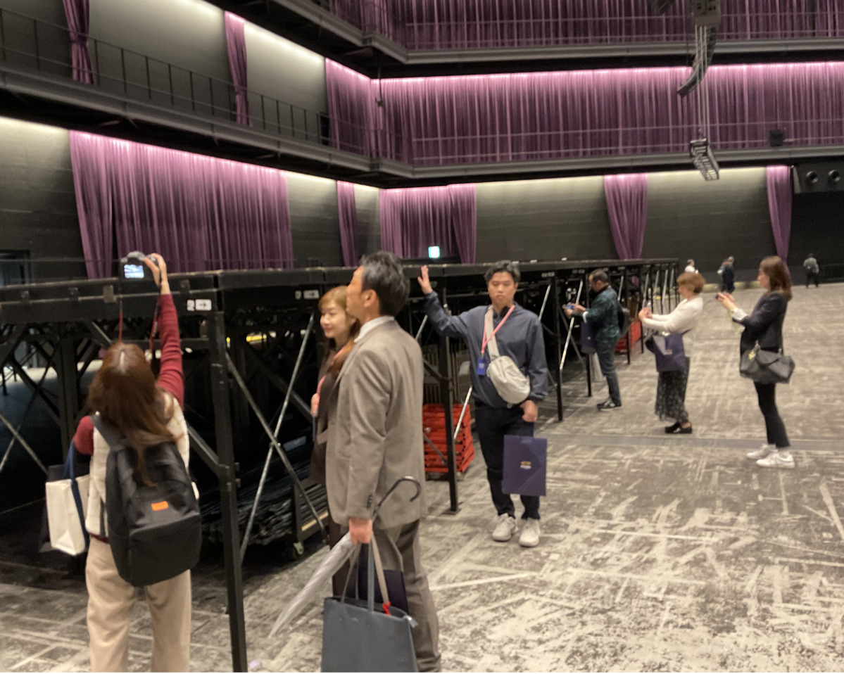 ステージを間近で見学