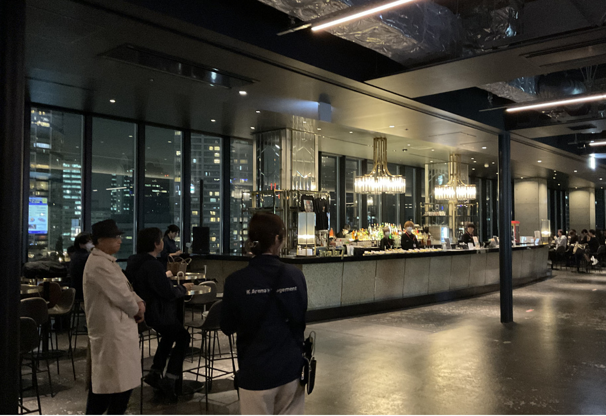 公演時以外はアリーナ利用者以外も利用できる最上階のラウンジバー。一般営業日はArena Bar 7のInstagramで公開されている