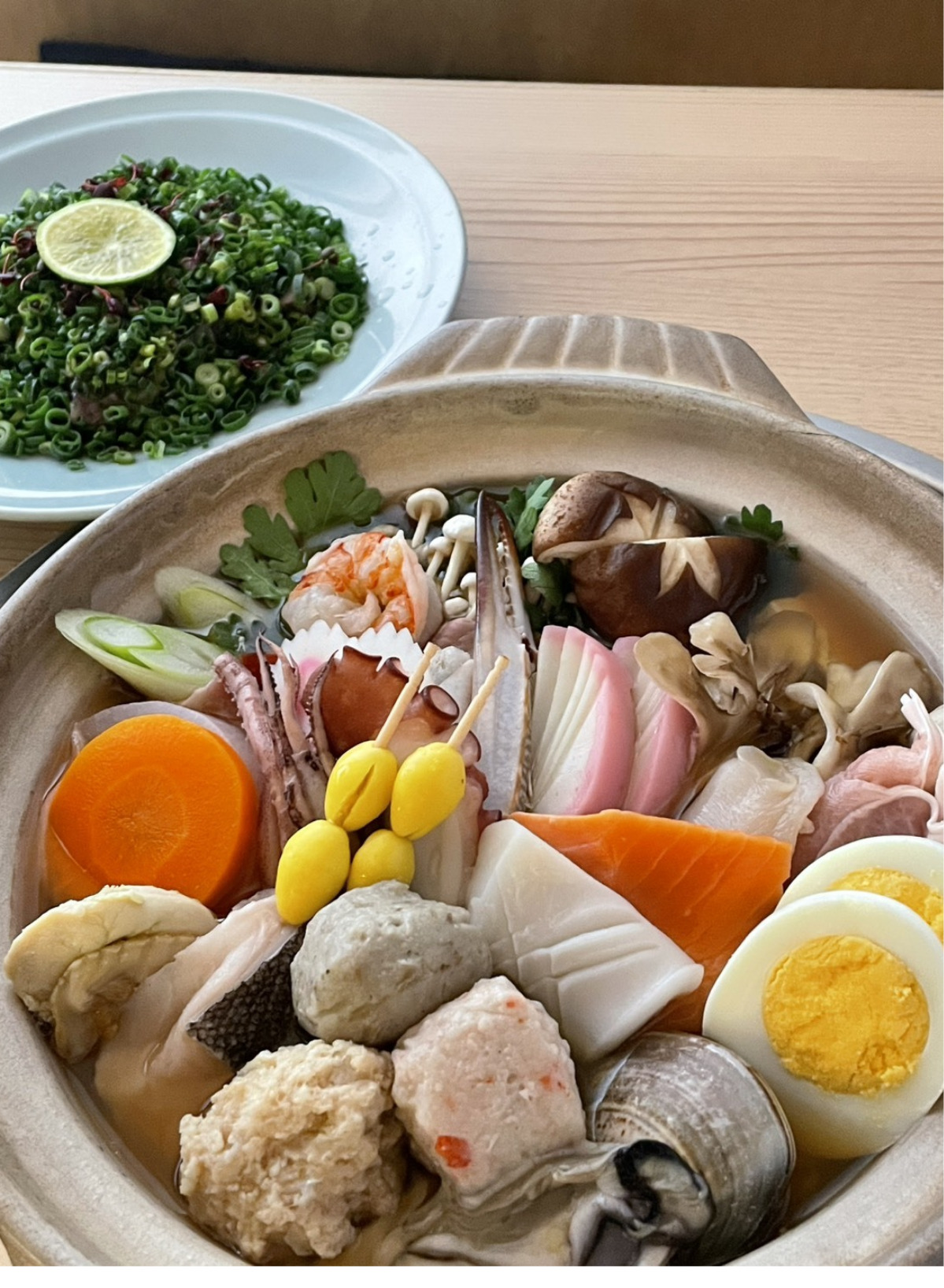 必ず注文していたというオリジナルスープが人気の寄せ鍋（提供は４月末まで）と土佐造り＝同店提供