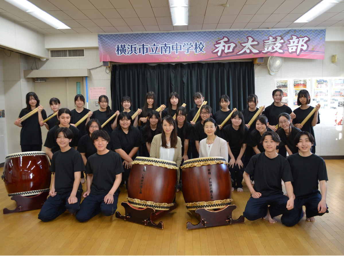 日本濾水機工業の橋本社長（中央右）を囲む部員