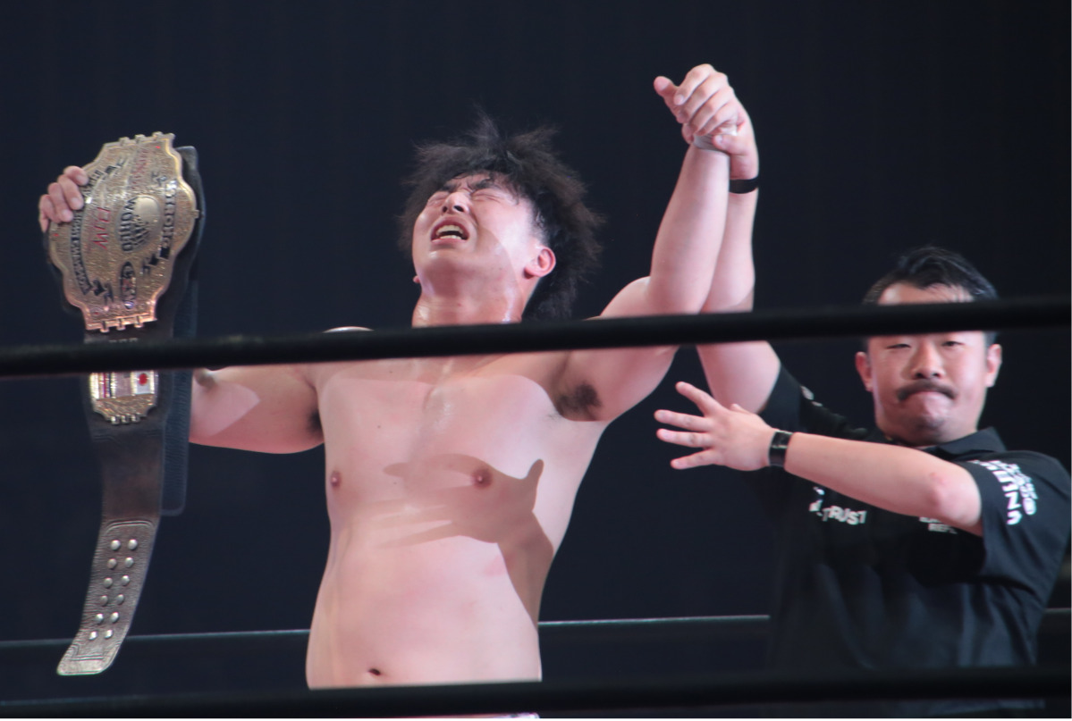 ストロングヘビー級の新王者となった吉田和正選手