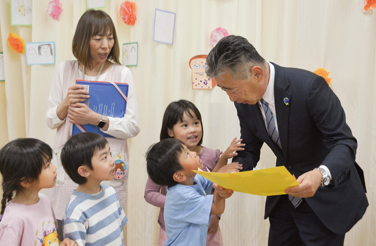 園児から感謝の手紙を受け取る三澤社長