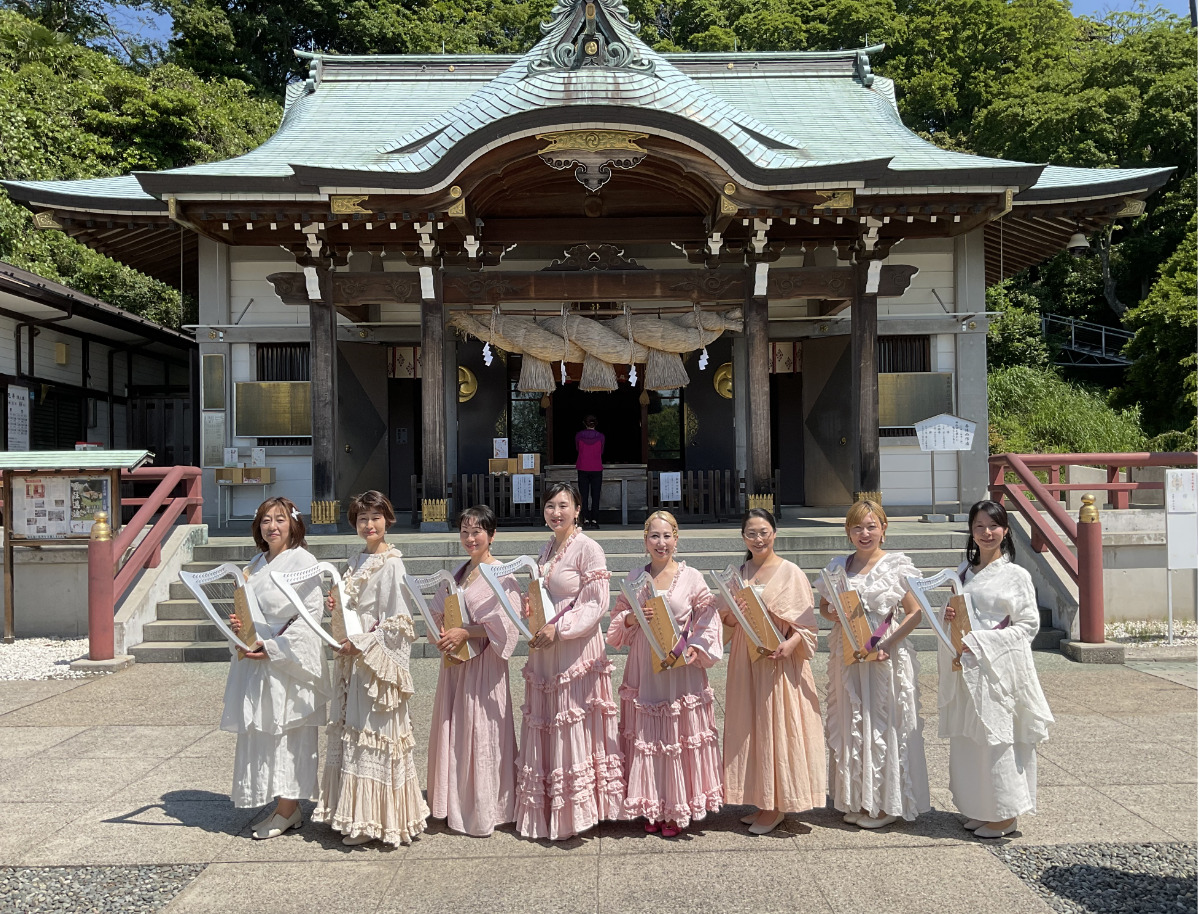 本牧神社の社殿前で「レムリアンライト」のメンバーたち