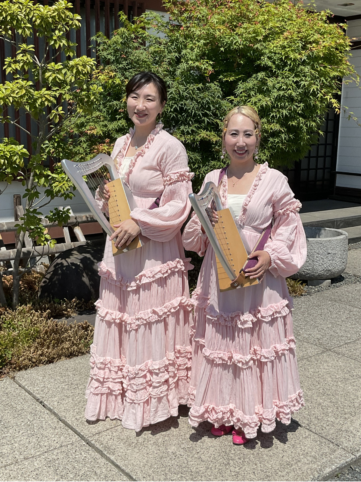 ハーピストの青山さん（左）とレムリアンライト代表の錦織さん