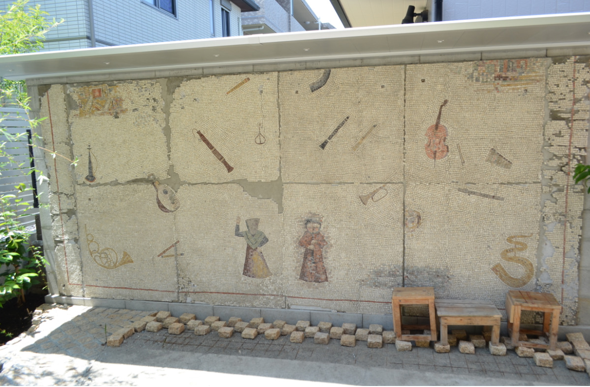 中庭のモザイク壁画「音の壁」（宮内淳吉作）は、かつて五反田の「ゆうぽうと」に飾られていたもの。閉館に伴い保存されていたものを移設した