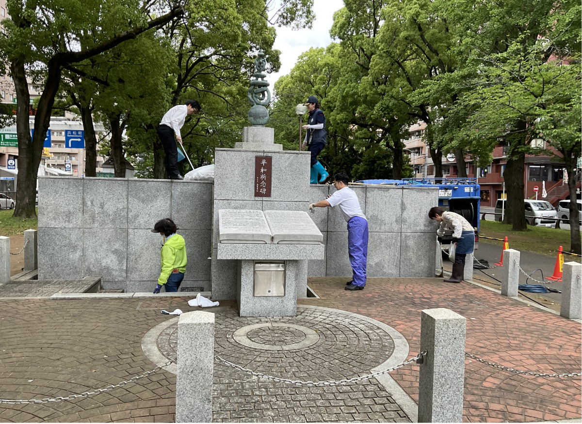 清掃し始めの平和祈念碑