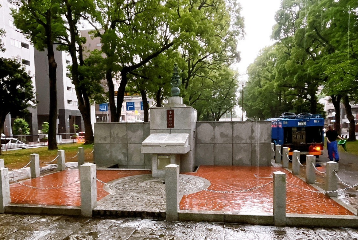 清掃後の平和祈念碑(提供写真)。見違えるほどきれいになった
