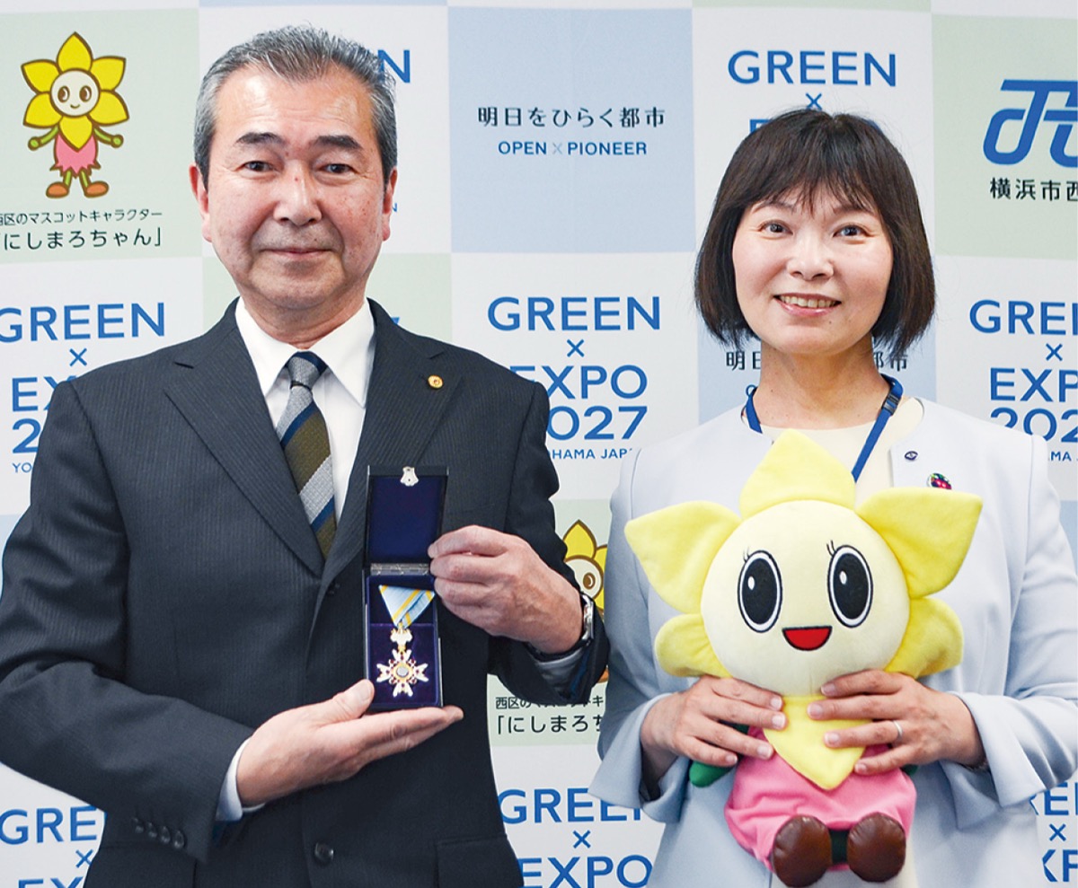 勲章を手にする高橋さん（左）と本多区長