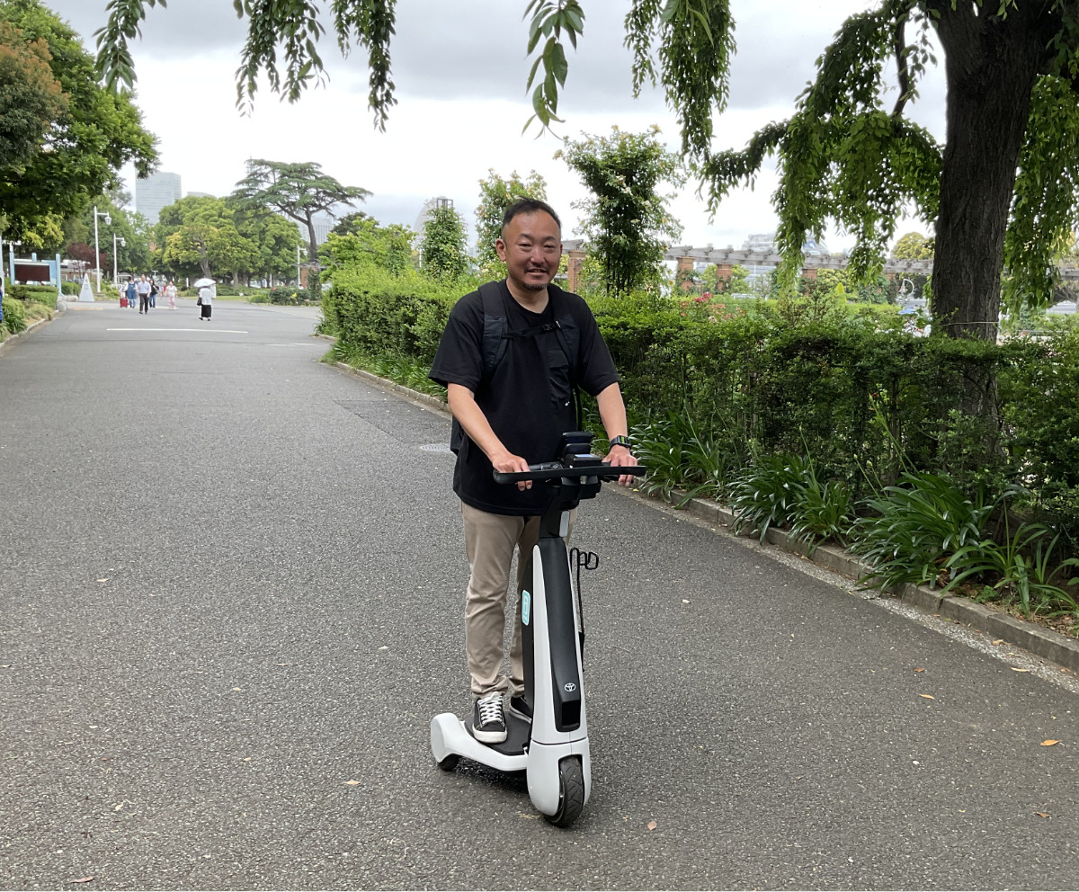 立ち乗りタイプの「C+walk」に乗る観光客