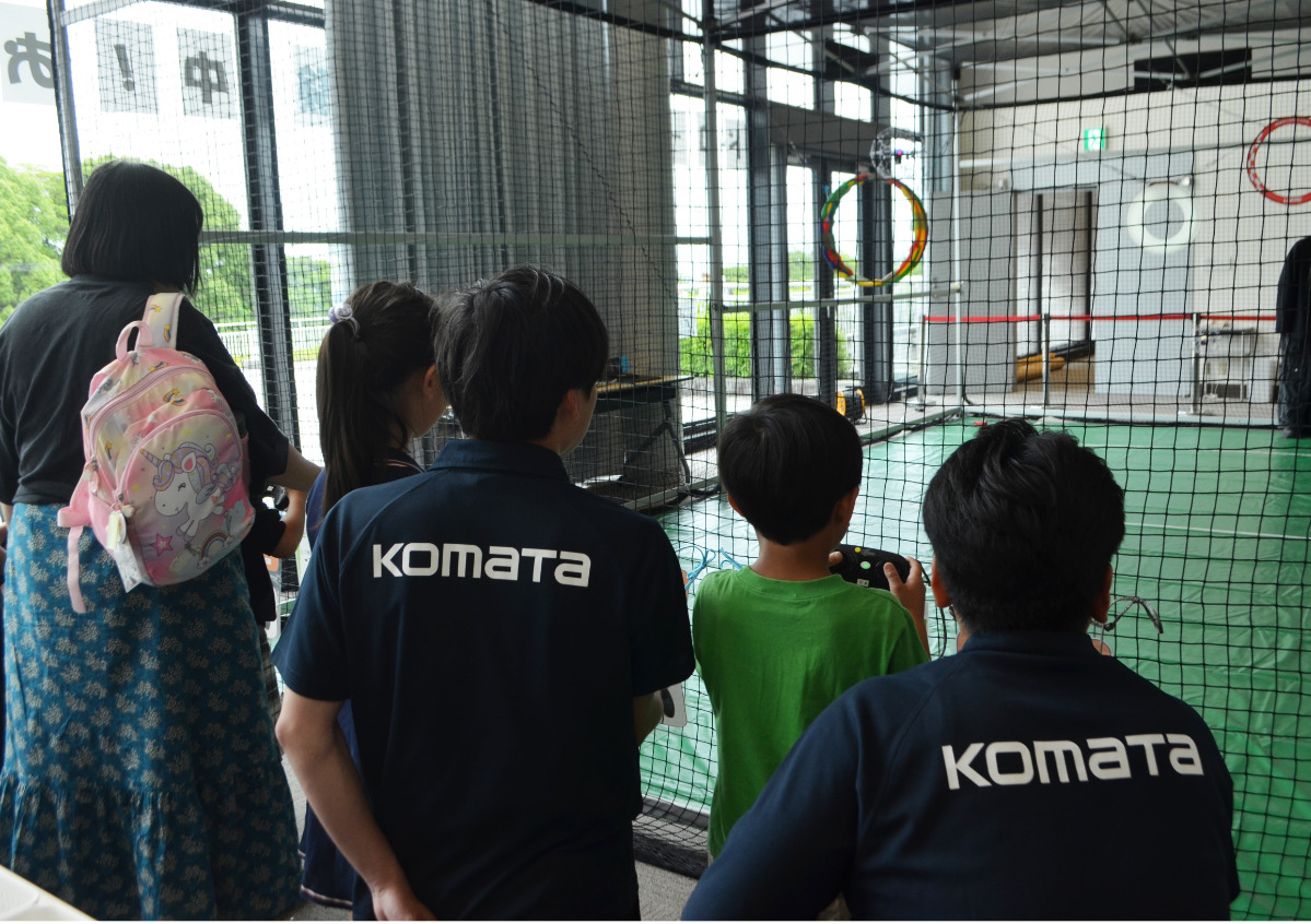 ドローンサッカーに挑戦する子どもたち