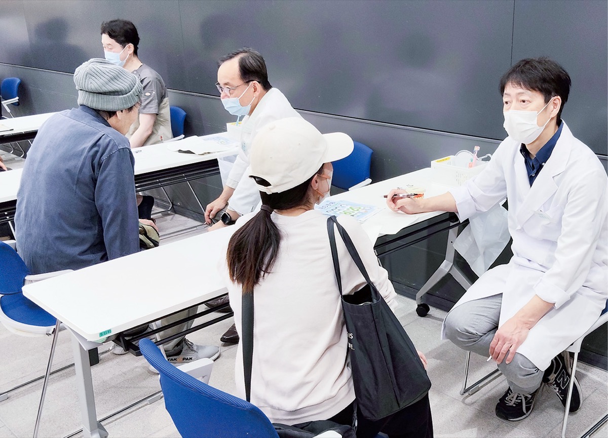 南区役所で相談に応じる歯科医師