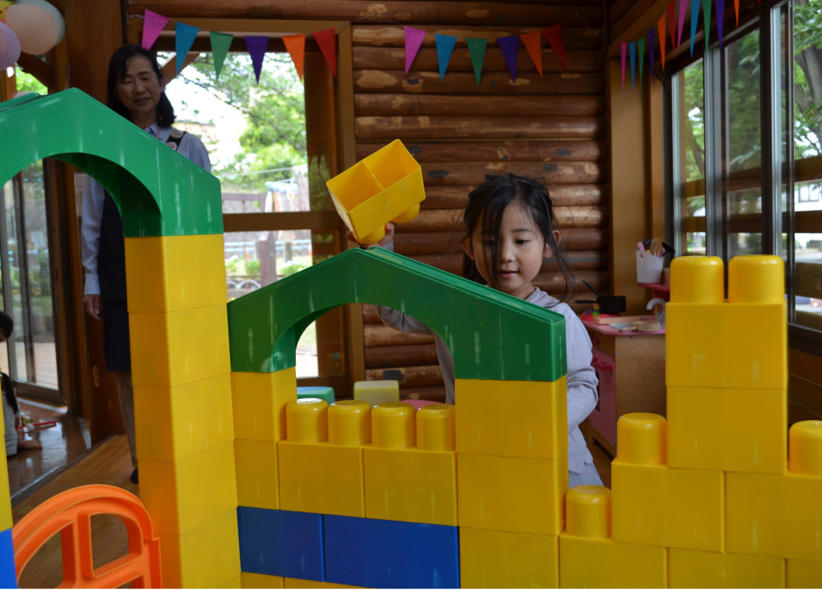 大きなブロックで遊ぶ子ども