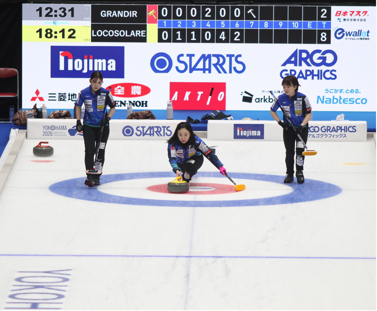 ストーンを投じるロコ・ソラーレの藤沢五月選手(中央)