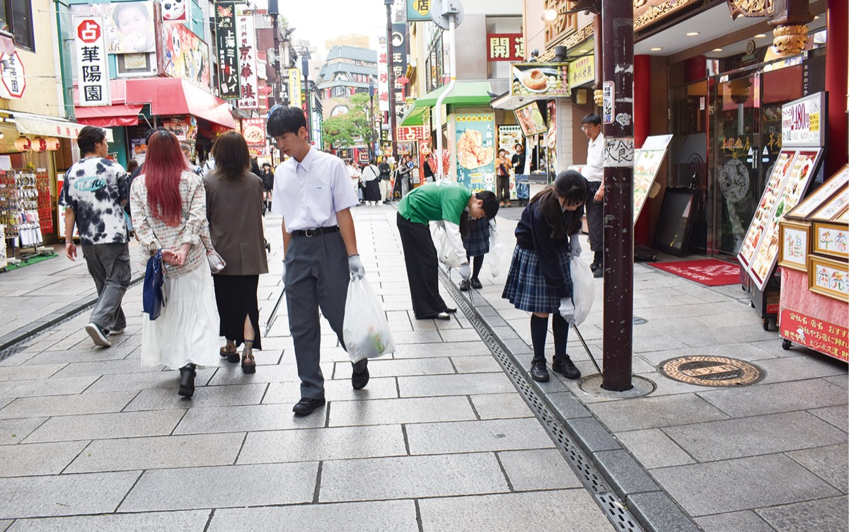 グループに分かれ中華街を清掃
