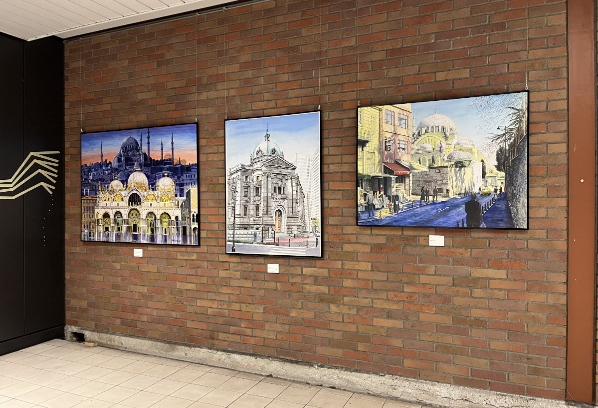赤レンガ壁の重厚な雰囲気に合う作品を展示
