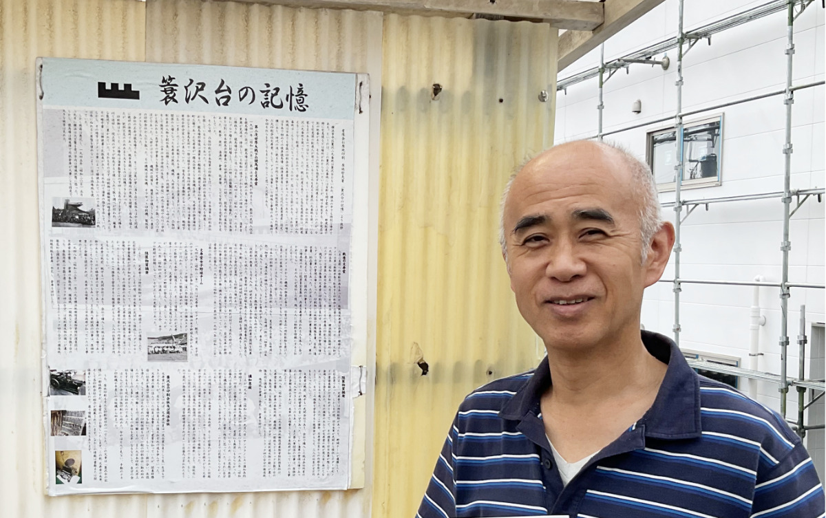 会社の前に『簑沢台の記憶』のダイジェスト版を記載したポスターが貼られている