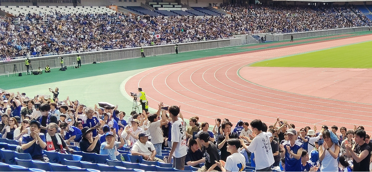 試合が終わり、喜ぶ観客（21日、午後2時56分ごろ）