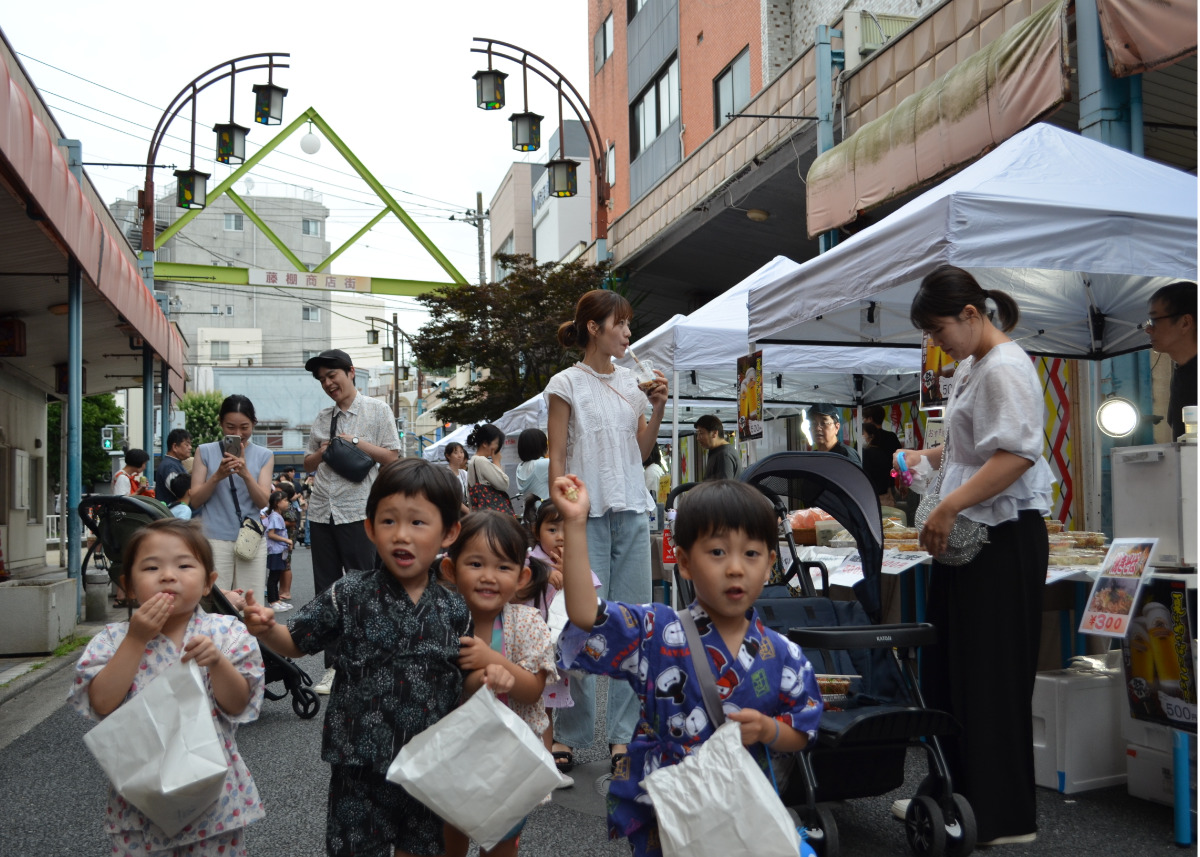 縁日を楽しむ子どもたち