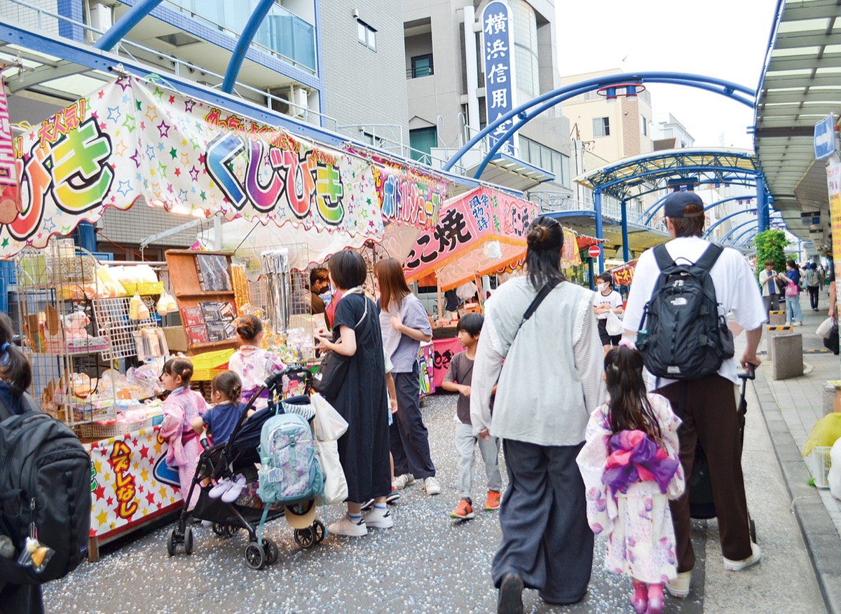 大勢の子どもでにぎわう縁日