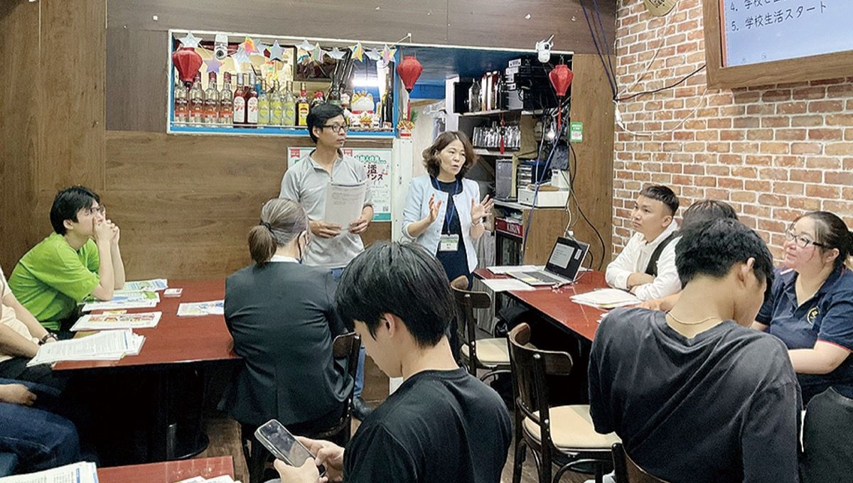 説明を聞くベトナム人参加者=主催者提供